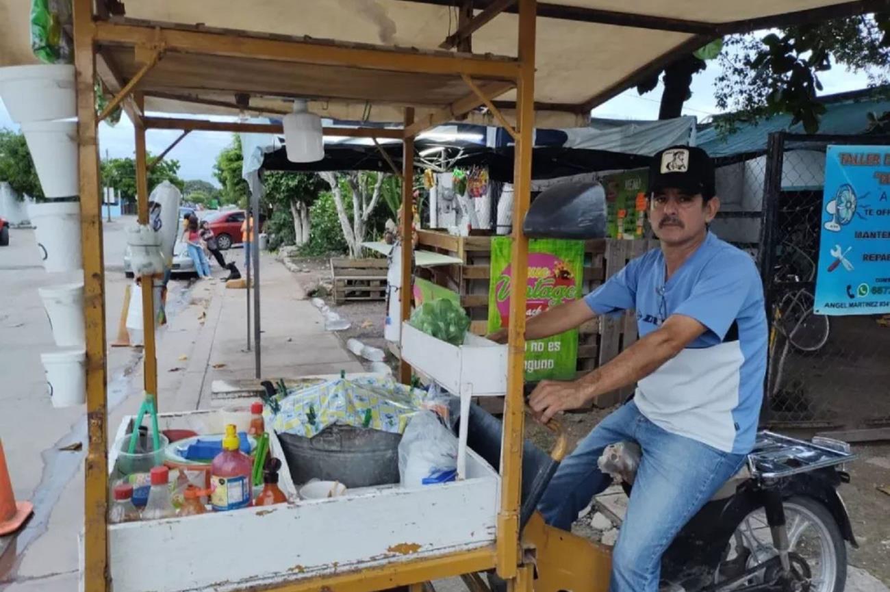 Edgardo Chávez Medina ofrece a sus clientes deliciosos elotes y esquites. Foto: Juan Madrigal