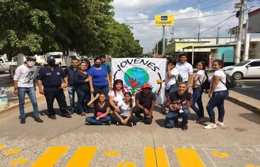 Jóvenes pintan paso peatonal de la plazuela Benito Juárez en Villa Juárez