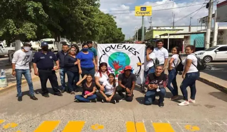 Jóvenes pintan paso peatonal de la plazuela Benito Juárez en Villa Juárez