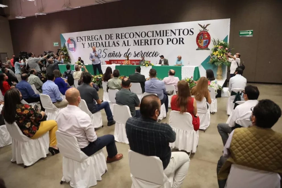 Entrega Quirino estímulos y medallas a trabajadores por 25 años de servicio