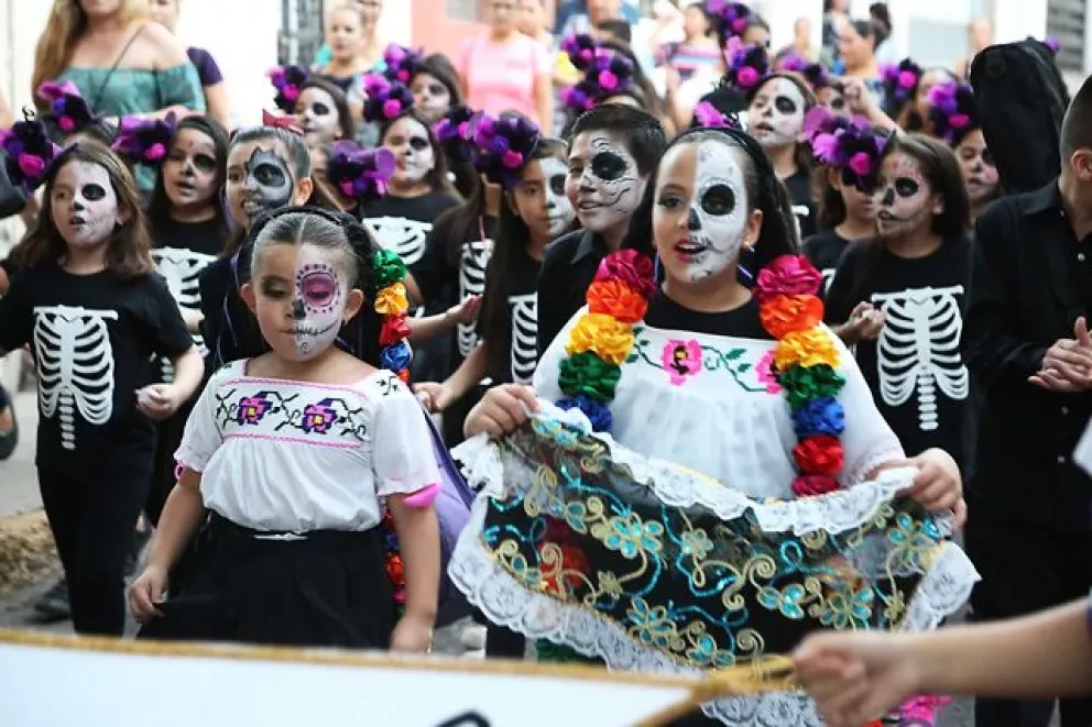 Desfilan por la XXII Celebración del Día de Muertos