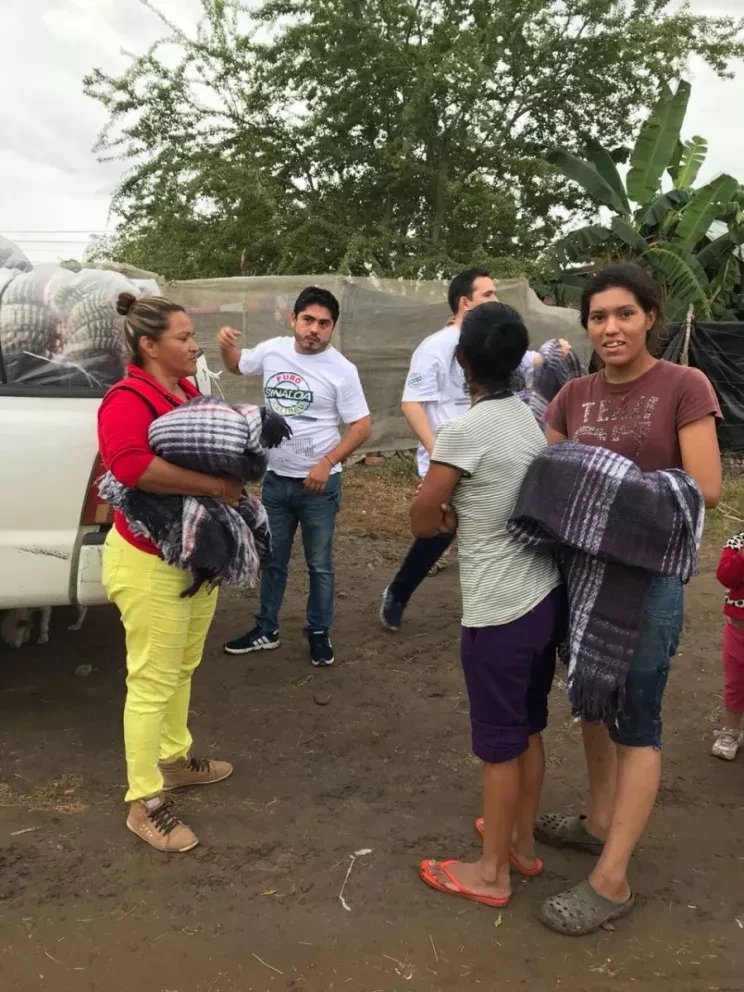 Entregan 60 mil apoyos invernales en Sinaloa