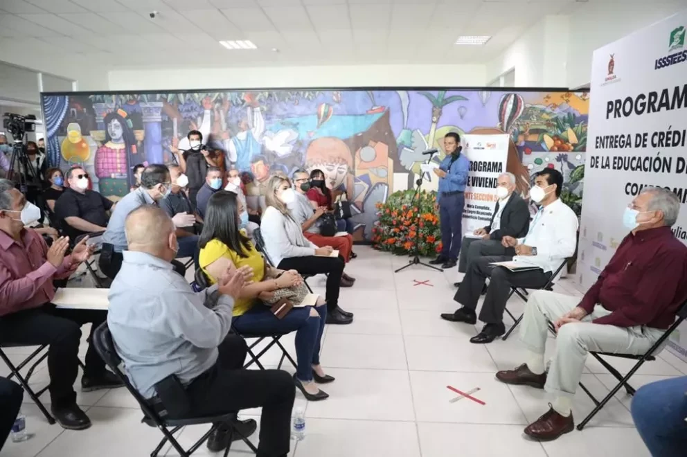 Revive ISSSTEESIN con entrega de 29 créditos de vivienda