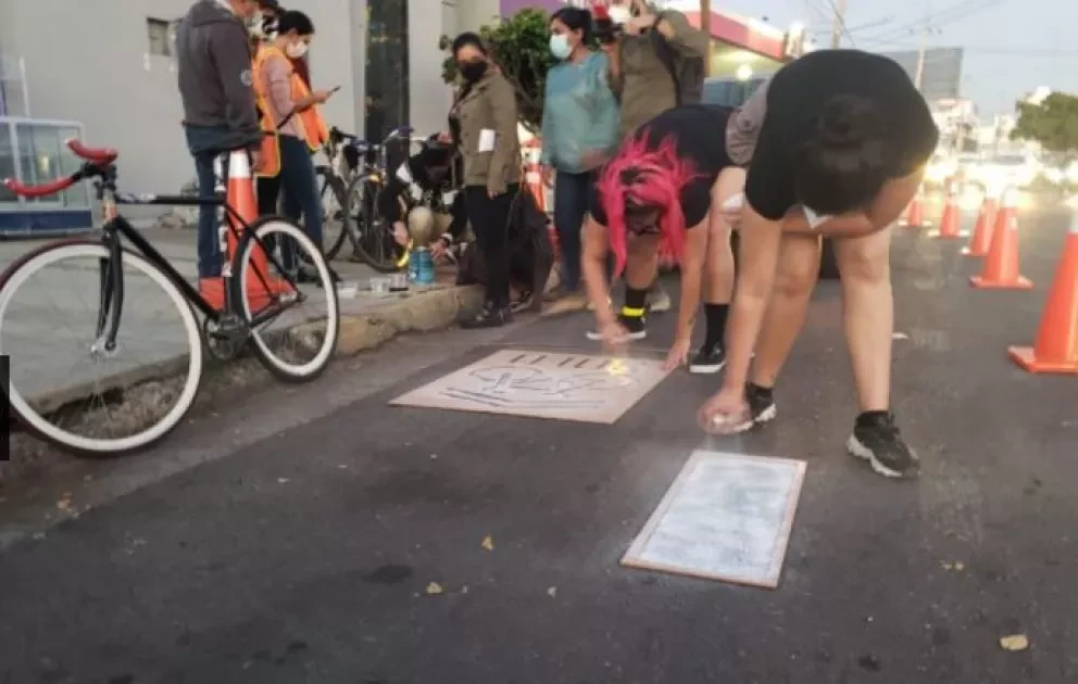 Activistas culiacanenses pintan ciclovía para concienciar a ciudadanos