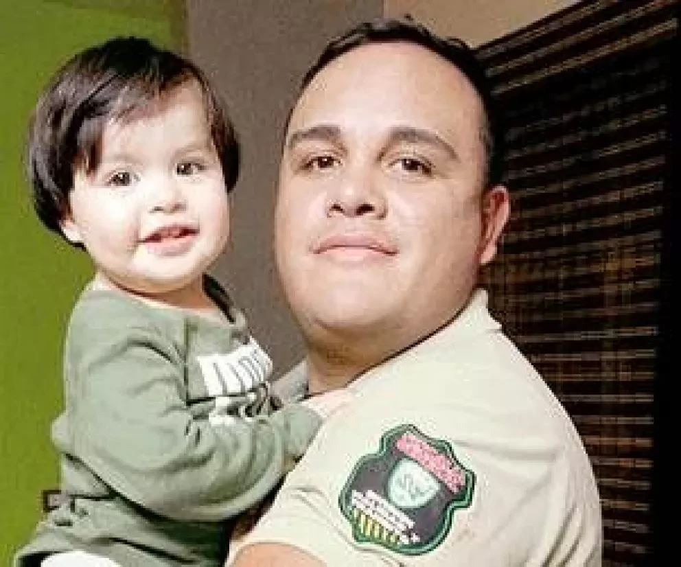 Agente de vialidad salva a bebé al aplicar resucitación cardiopulmonar