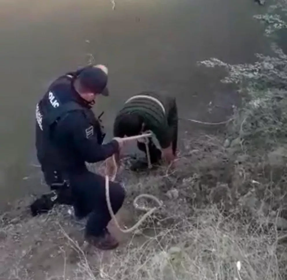 Policías salvan a un hombre de ahogarse en Culiacán