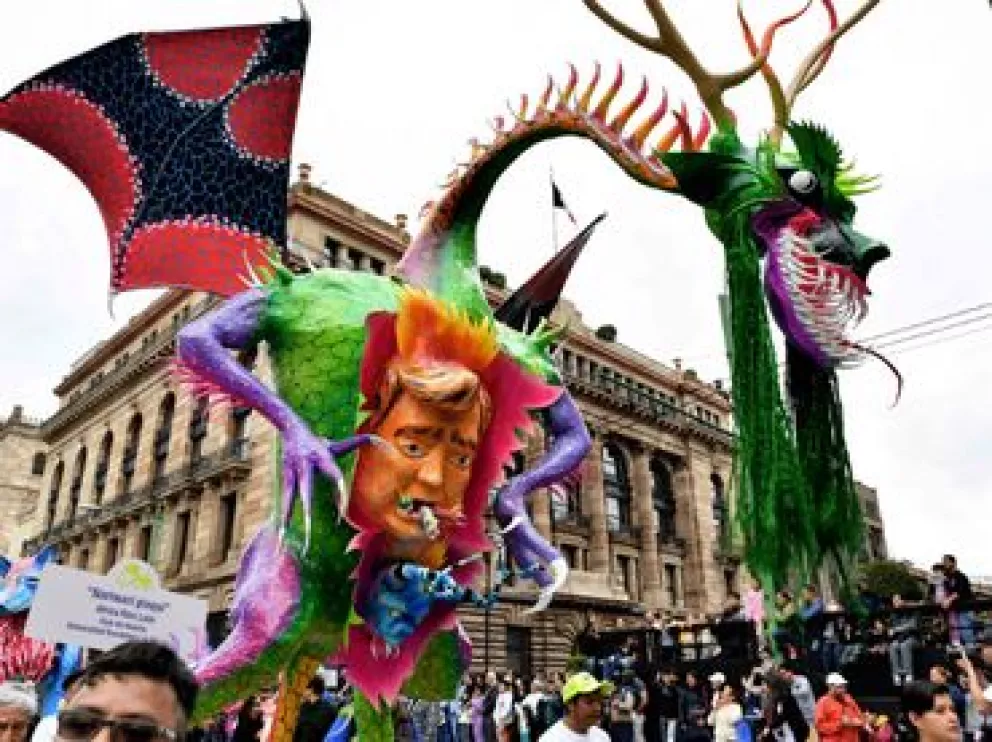 Alebrijes gigantes desfilan en la Ciudad de México