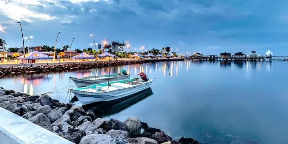 El bello Puerto de Altata espera por ti.