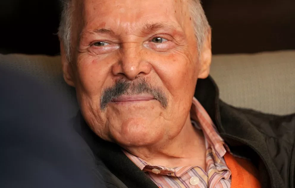 Fallece José Luis Cuevas, pero flor roja sigue… en los últimos latidos.