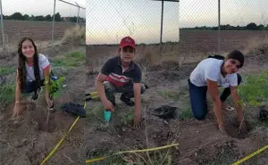 Jóvenes plantan árboles en Bachillerato Intercultural de Villa Juárez