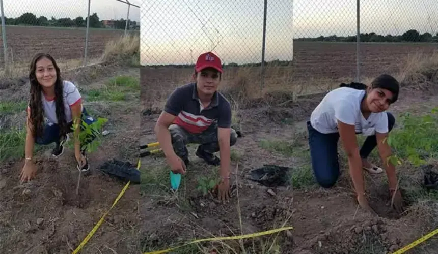 Jóvenes plantan árboles en Bachillerato Intercultural de Villa Juárez