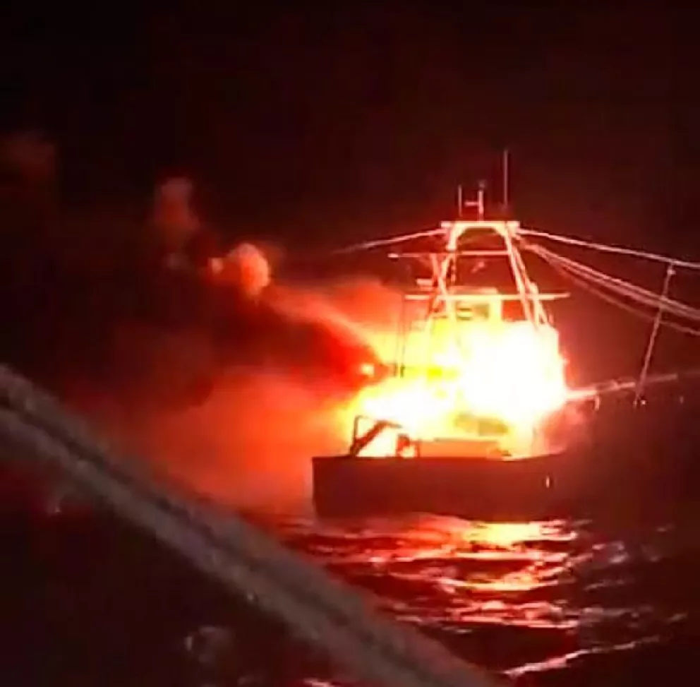 (VIDEO) Así fue como se quemó y hundió el barco camaronero de Mazatlán