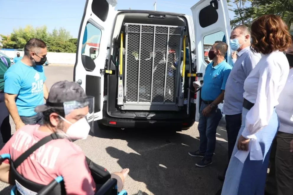 Entregan a DIF municipales, 13 unidades Van para discapacitados
