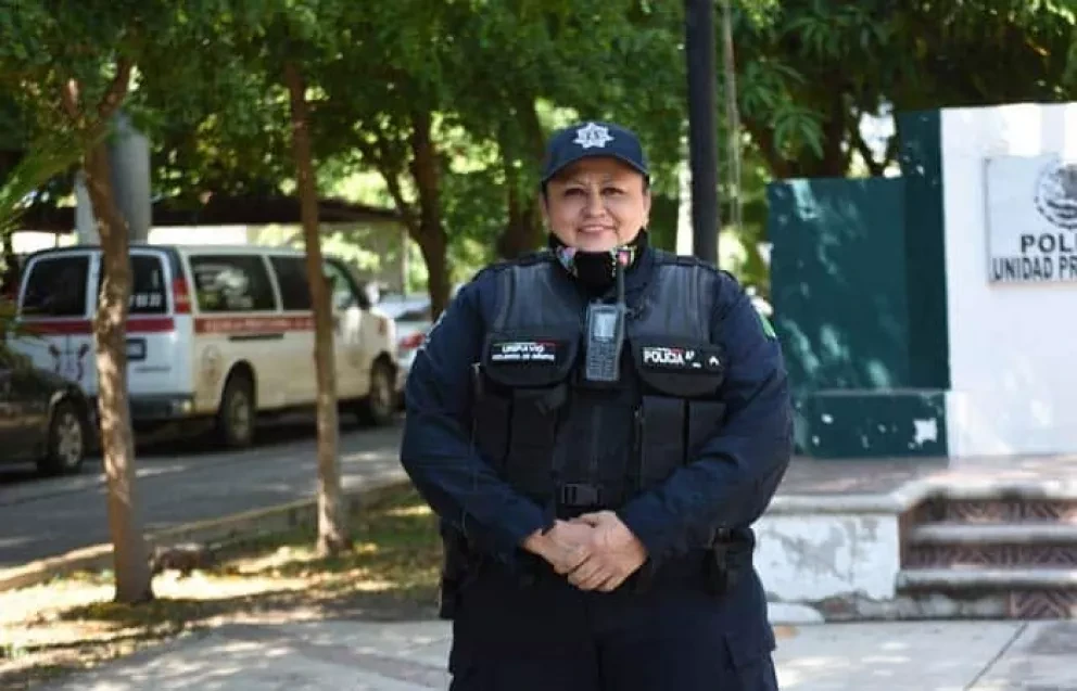 Mujer policía, dura con el agresor y cariño para la víctima