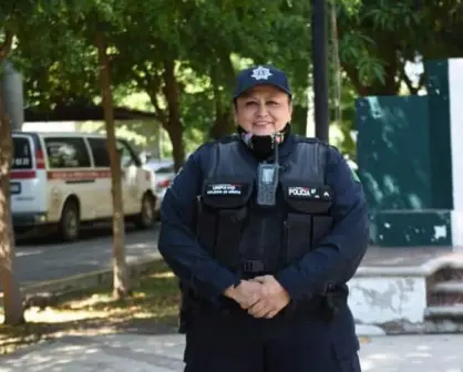 Mujer policía, dura con el agresor y cariño para la víctima