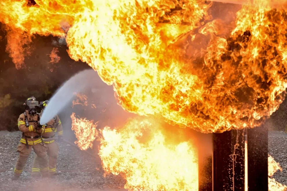 Bomberos veteranos... Salvándote con las manos