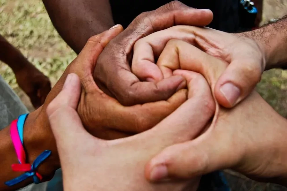 La fraternidad como virtud para mejorar la convivencia social