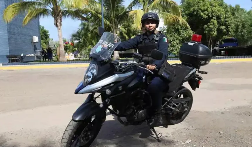 Gisel Quiroz de las primeras mujeres policías en motocicleta de Sinaloa