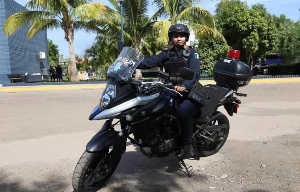 Gisel Quiroz de las primeras mujeres policías en motocicleta de Sinaloa