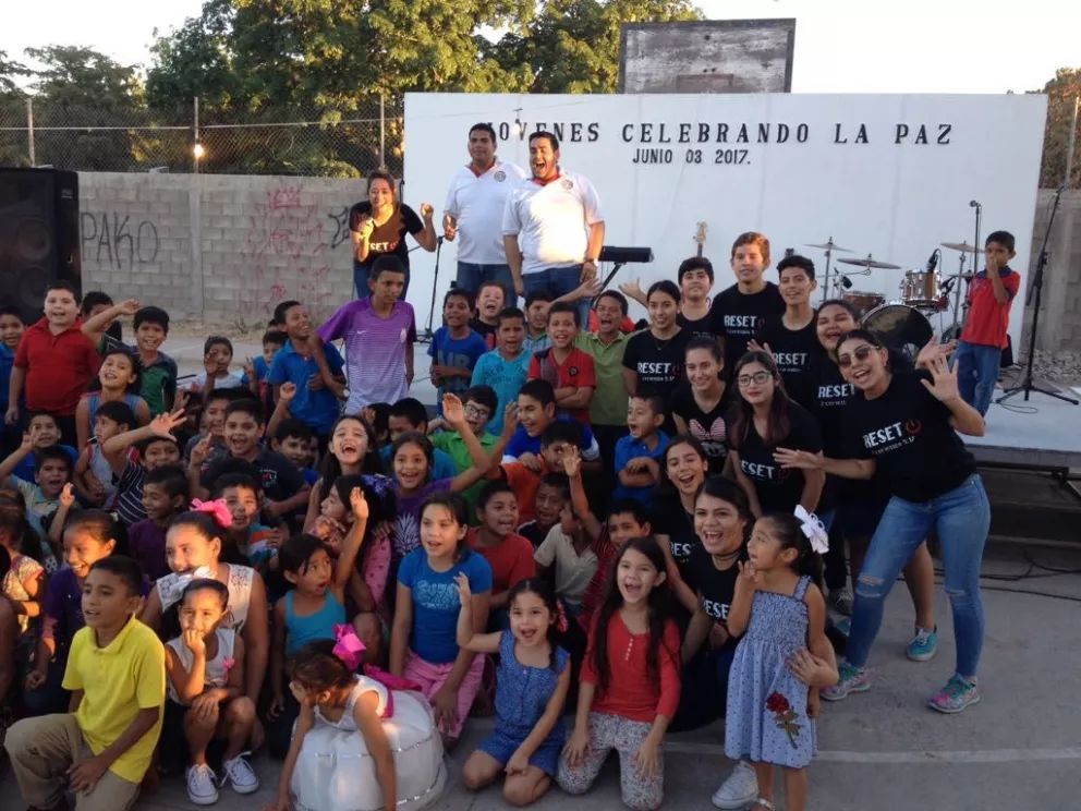 Jóvenes celebrando la paz en Villa Juárez