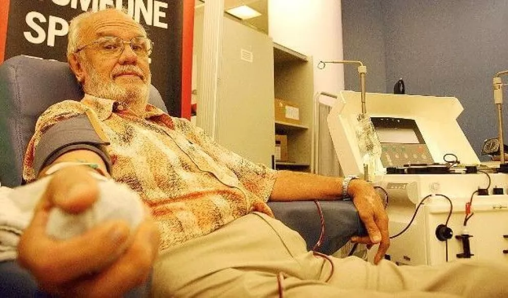 Hombre está salvando a millones de bebés con su sangre