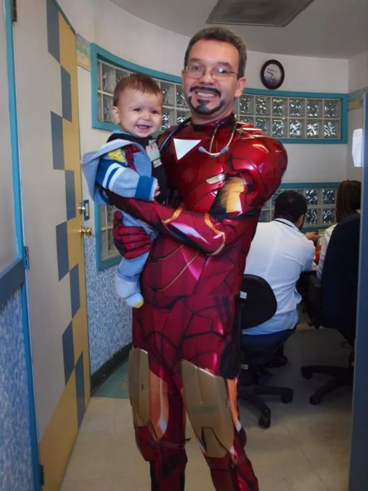 El médico mexicano que combate la leucemia disfrazado de superhéroe