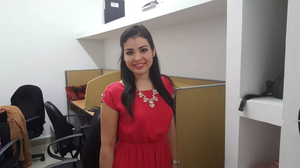 Joven mujer sinaloense dedica su tiempo libre a ayudar a otros.