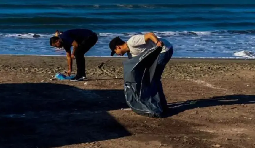 Personal de La Marina en Isla Cortés sale a limpiar la playa