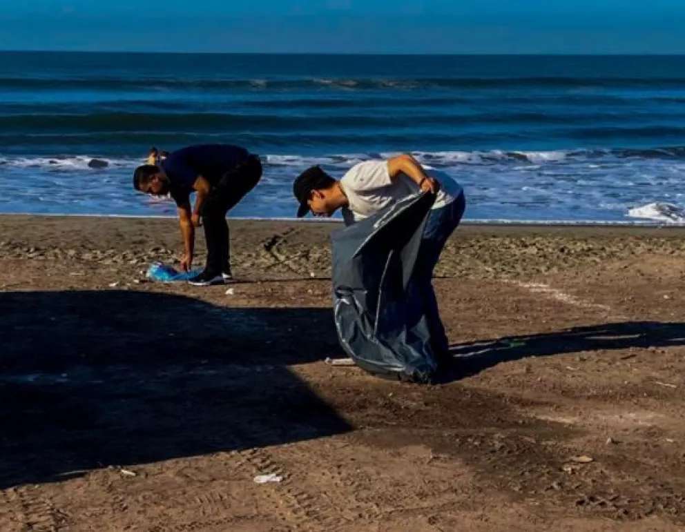 Personal de La Marina en Isla Cortés sale a limpiar la playa