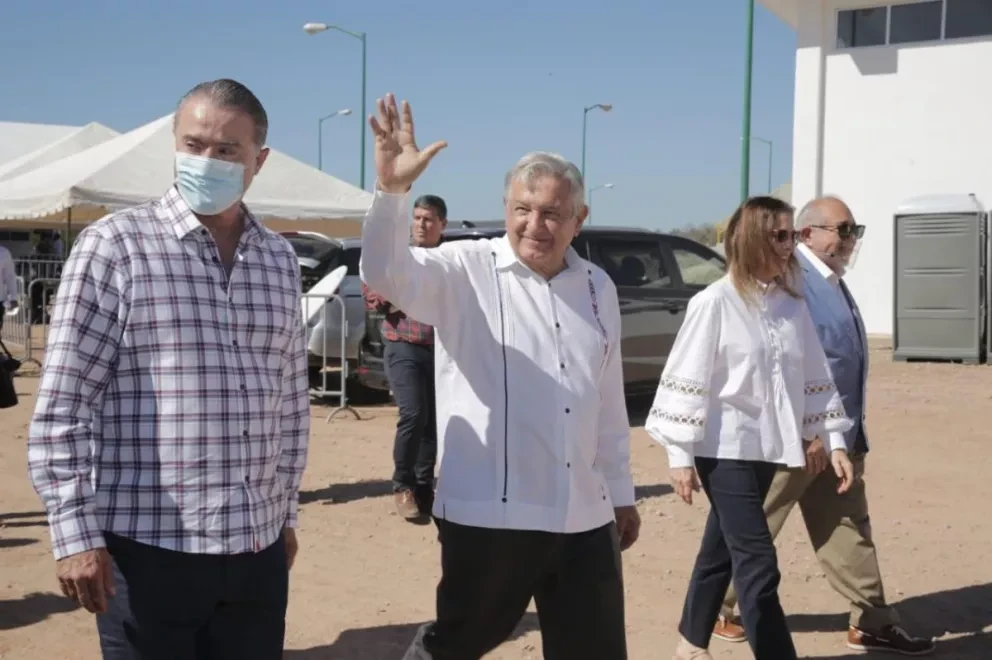 AMLO en Sinaloa inaugura la planta potabilizadora Miravalles y su acueducto