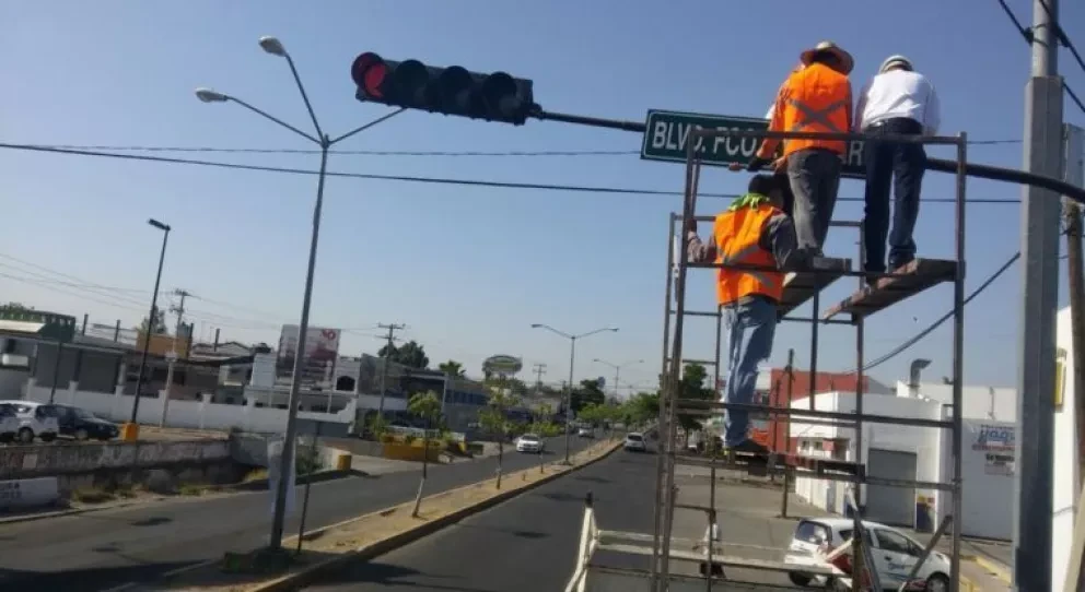 Actitud Positiva: Ciudadanos colocan señalamientos en vialidades