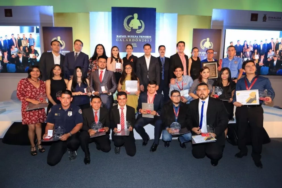 Galardonan a 17 sinaloenses con premio Rafael Buelna Tenorio