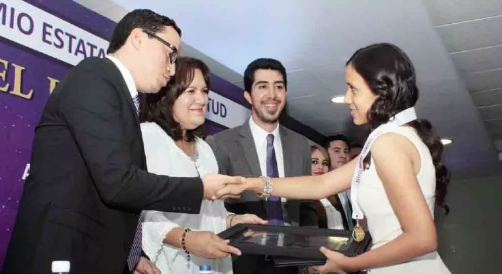 Jóvenes reciben medalla Rafael Buelna Tenorio
