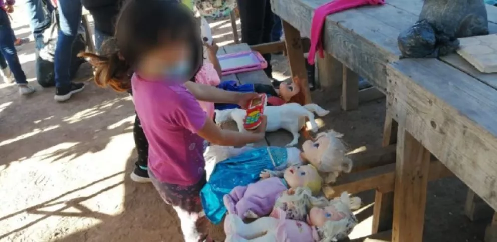 Policías regalan ropa, juguetes y comida a niños de Costa Rica