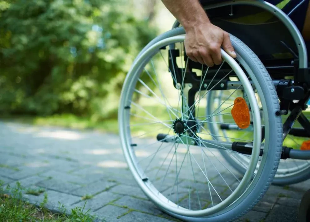 Académicos jaliscienses crean silla de ruedas con material reciclado