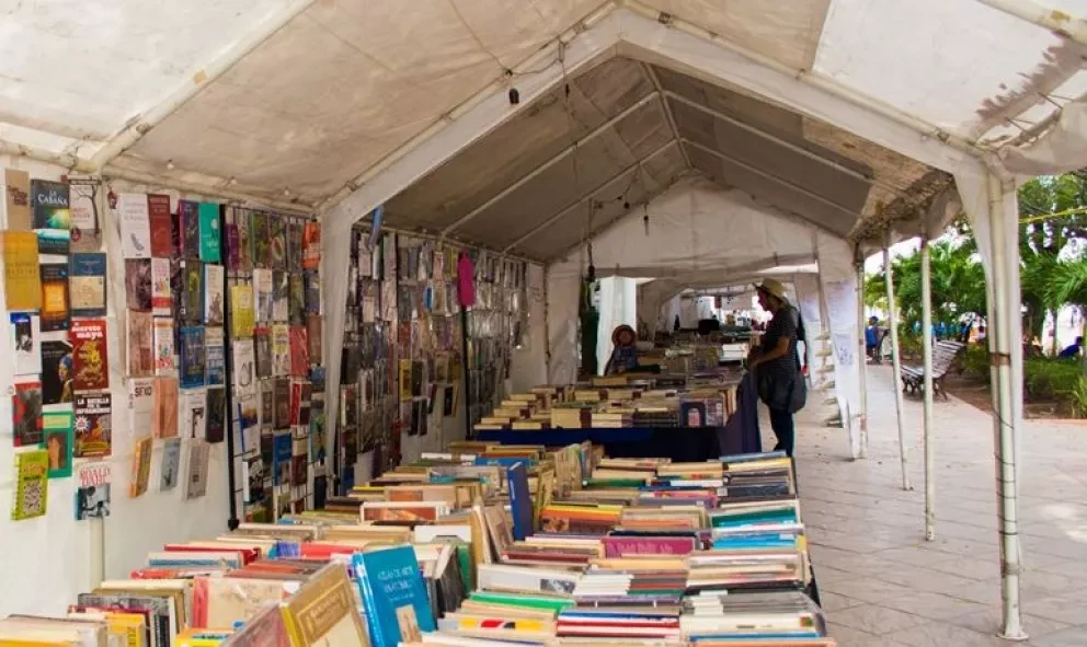 Viajemos entre libros en la catedral de Culiacán