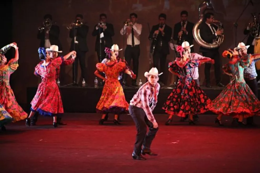 Exhiben tradición dancística de Sinaloa en Culiacán
