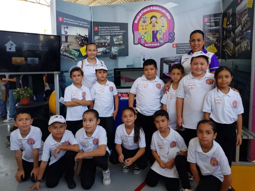 Niños hacen prótesis de brazo para niña de Culiacán