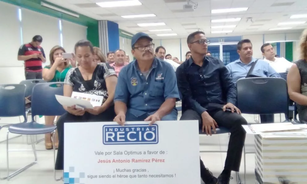 Reconocimientos y regalos a héroes de Culiacán y Mazatlán