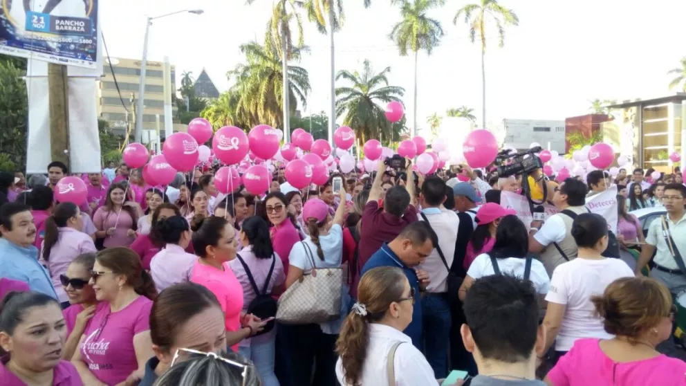 Marchan en contra del cáncer de mama en Culiacán