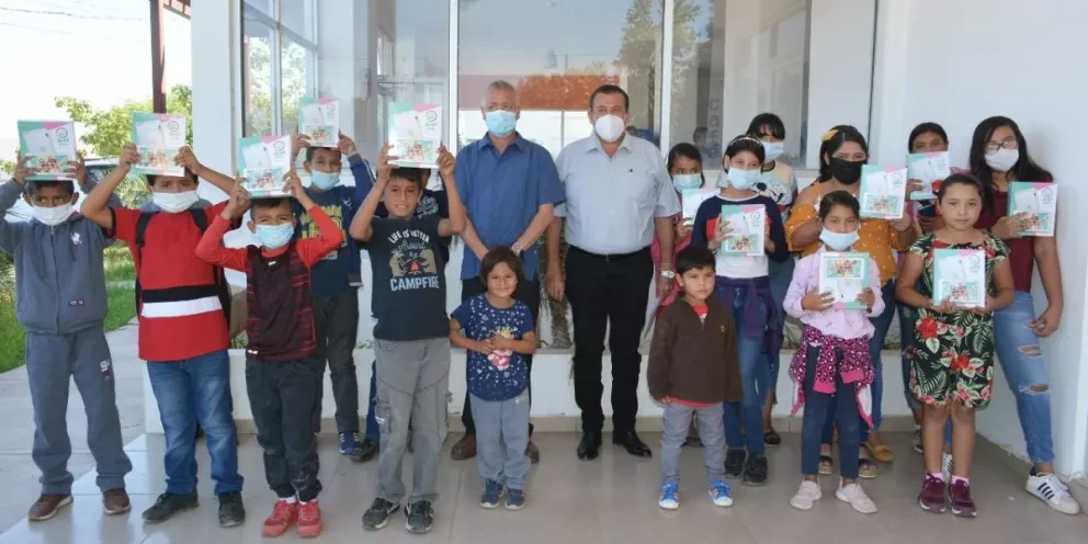 Eliazar Gutiérrez apoya con 11 tablets a niños para estudiar en línea