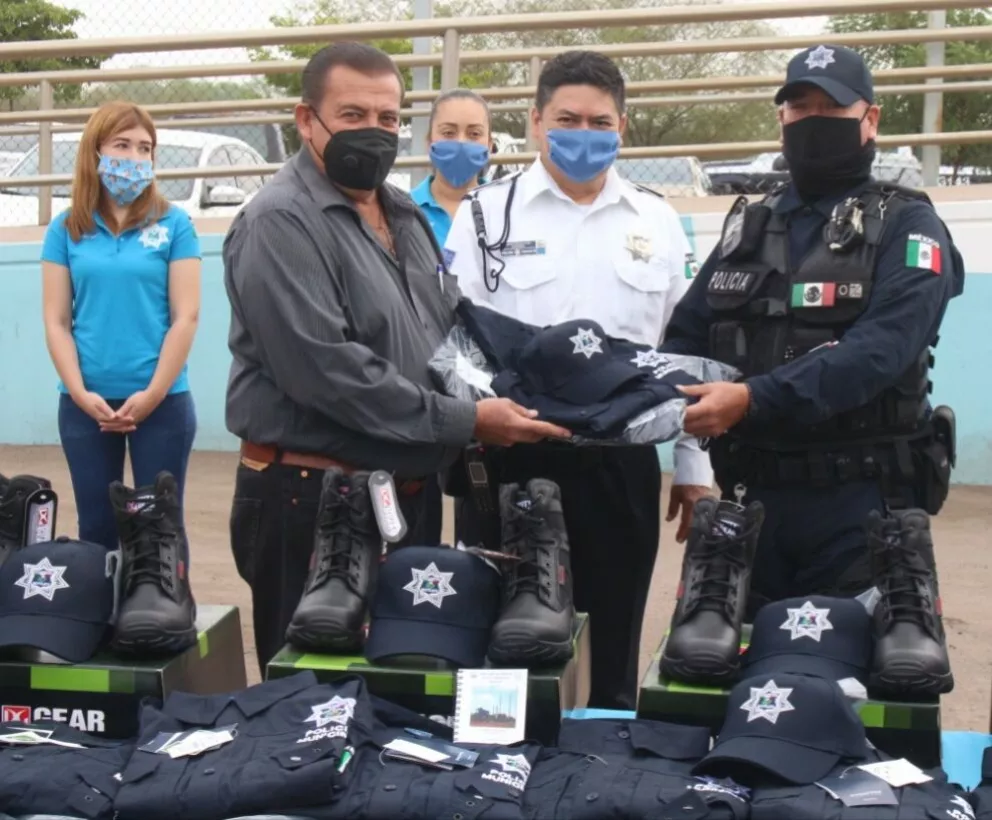Entregan uniformes a policías municipales de Navolato