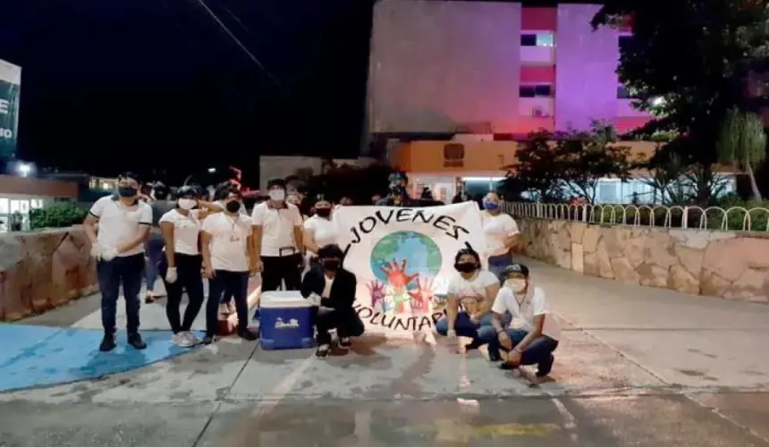 Jóvenes voluntarios de Villa Juárez reparten cena en hospitales de Culiacán