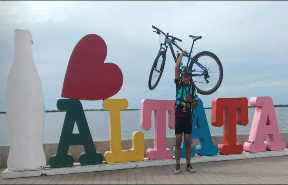 Ciclistas de Villa Juárez recorren Altata como parte de su entrenamiento