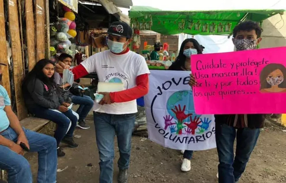 Regalan cubrebocas a vecinos de Villa Juárez