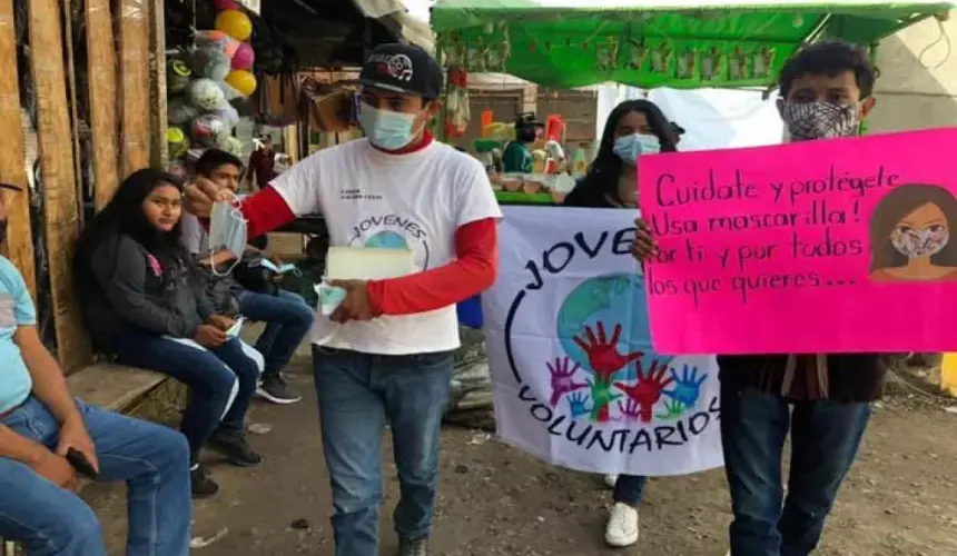 Regalan cubrebocas a vecinos de Villa Juárez