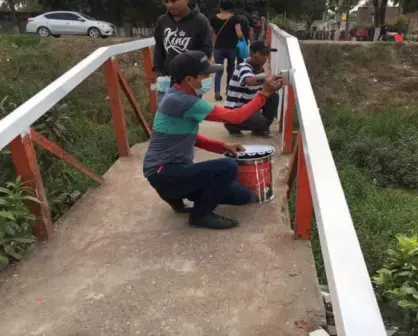 Jóvenes Voluntarios pintan puente peatonal en Villa Juárez