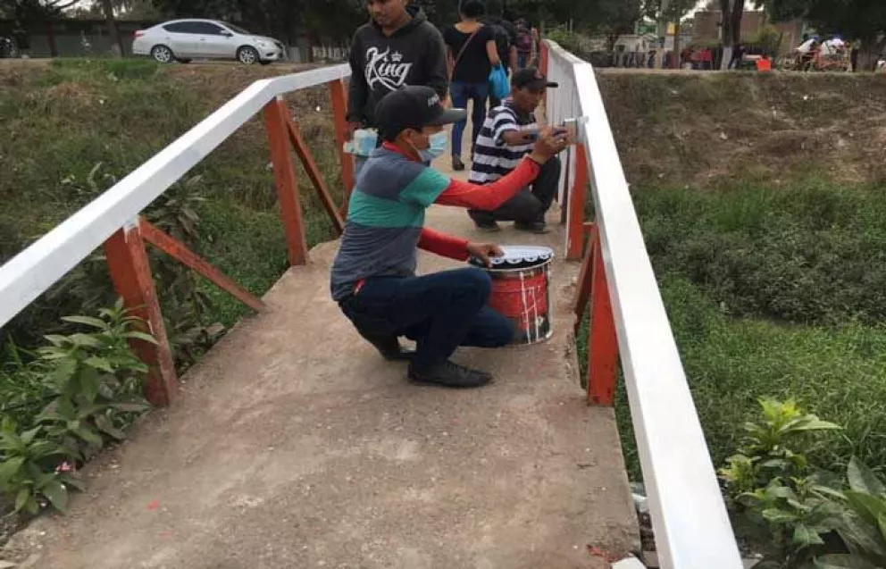 Jóvenes Voluntarios pintan puente peatonal en Villa Juárez