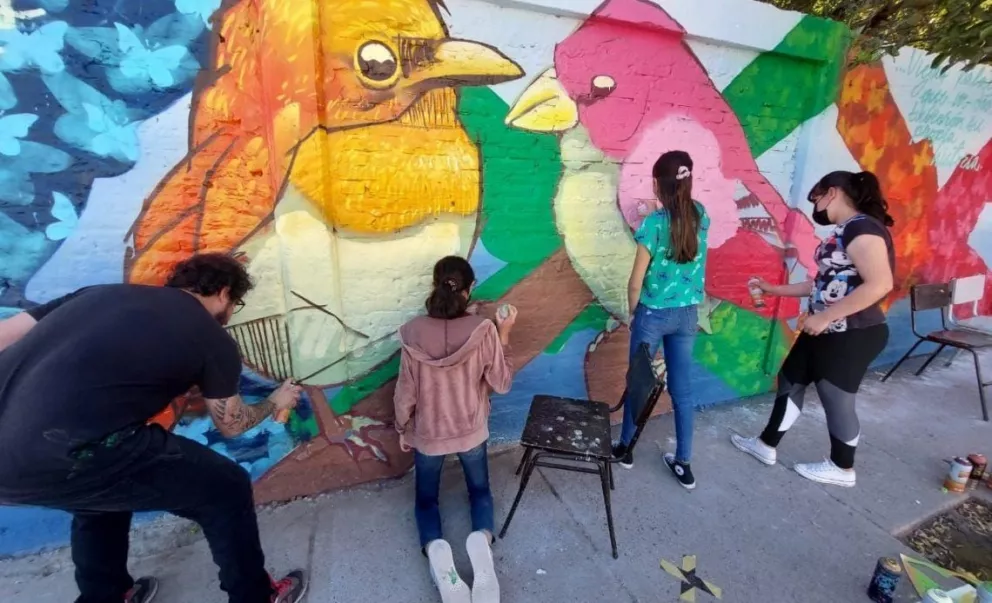 Estudiantes de “La 8” pintan un mural por la paz
