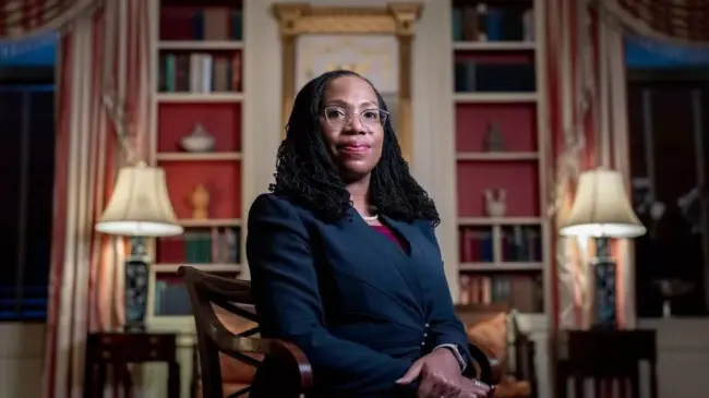 Quién es Ketanji Brown, la primera mujer negra en llegar a la Corte Suprema de EE.UU